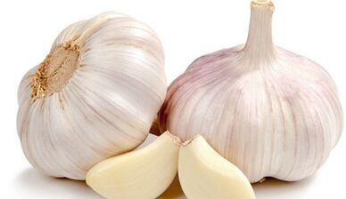 The use of garlic against the mushroom on the legs