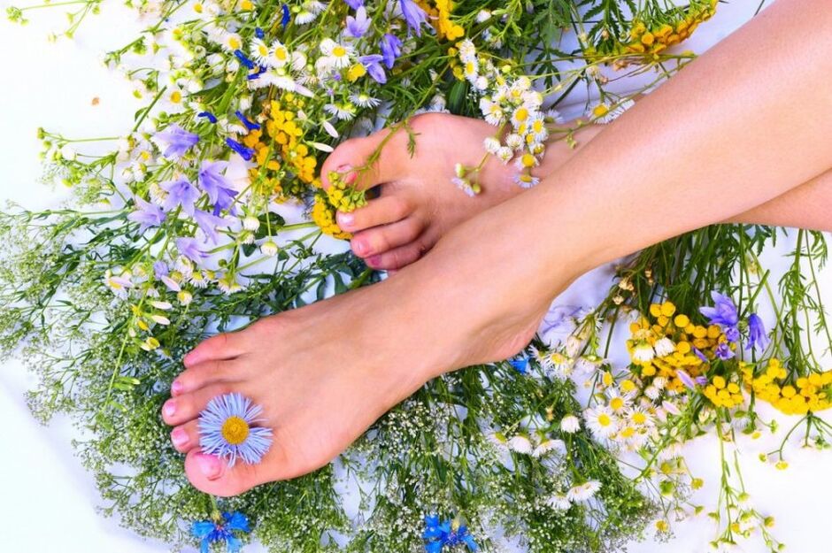 Feet treated for fungus with folk remedies